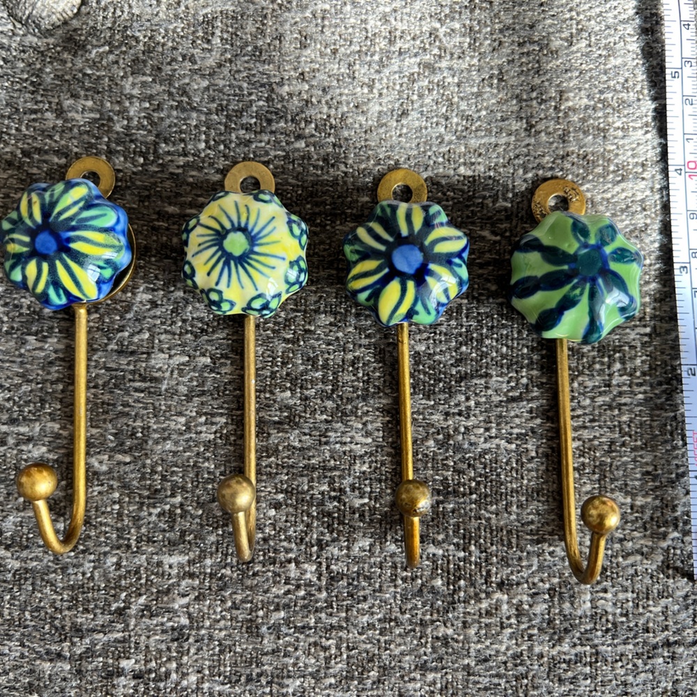 Set of 4 wall hooks